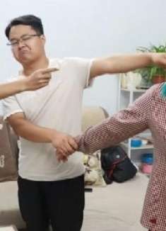 母亲打工多年带20万回家，没想到两个亲儿子不认妈，养子做法感