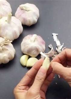 才知道剥大蒜不用手抠！只要个瓶盖，分分钟剥一大碗，简单省事