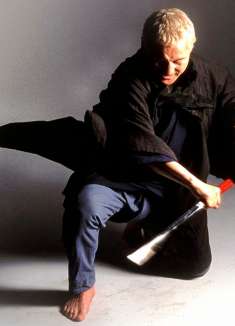 盲人晒太阳，却被一群流氓包围，轻松反杀！