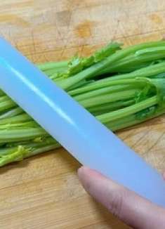 芹菜以后不要炒着吃了，用擀面杖锤一锤，没想到作用这么厉害！