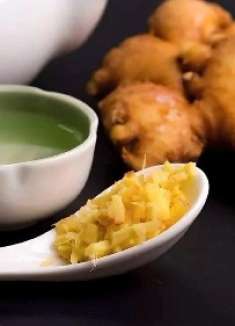 把生姜放进白酒里泡一泡，解决很多男人女人的烦恼，学会全家受益