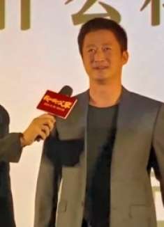 端水大师！吴京宣传《长津湖》与千玺互动，宣传《父辈》依然卖力