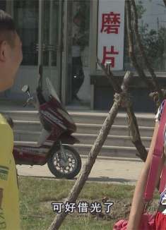 搞笑:农村二货遇同村美女想蹭车回家,没想到美女被接走了