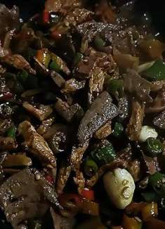 冬天到了，炒菜冷得快，今天炒好了猪肝和瘦肉，放锅里煮着吃