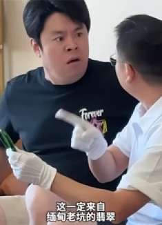 机灵鬼女儿酒瓶打磨翡翠，二舅误认缅甸宝藏，结果亮瞎眼！