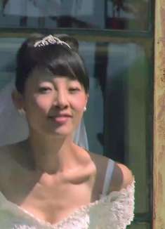 母亲为了女儿一生的幸福，苦苦哀求男方父母同意这门婚事