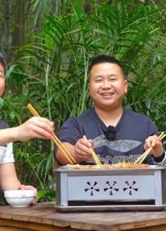 赶场买10只牛蛙，炊二锅做“碳烤牛蛙”先烤后焖，陶二娃直夸好吃