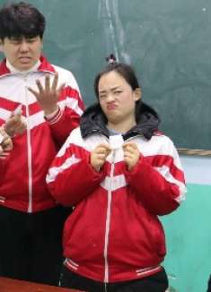 过年了，老师给学生发红包，没想打开红包全班反应太搞笑了