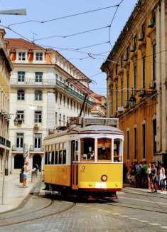 日光倾泻的午后，在里斯本慵懒漫步