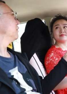 教练媳妇电话查岗，女学员帮忙证明，差点把教练气晕，太逗了