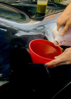 未来汽油极其昂贵,男子没钱加油,却意外发现自己车可以用血来启动