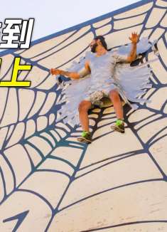 男人为了流量，竟把自己粘到了广告牌上