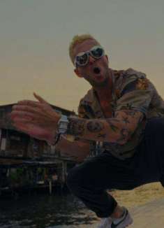 逃跑中的万人迷，挣脱束缚