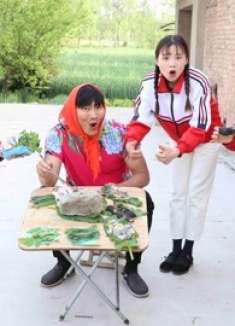 小伙伴邀请妈妈吃大餐，妈妈看到“满汉全席”感动又好笑