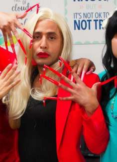 欧美搞笑喜剧，辣妹之间美甲也要内卷