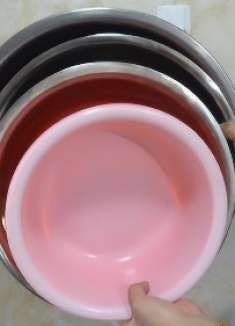 卫生间盆子太多没地方放?教你用一秘招