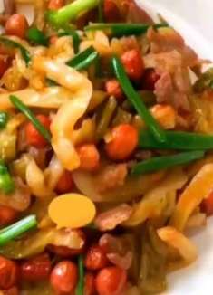 天气炎热，大厨分享一道肉丝花生炒炸菜，清脆爽口下酒又下饭