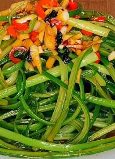 夏天要多吃蒜苔，学会这种做法，一次做2斤，上桌几分钟吃完