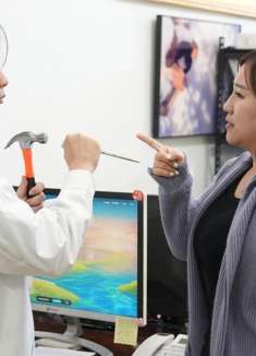 美女去医院看痔疮，没想前夫是主治医生，看病过程太搞笑了