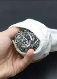 钢丝球上套一只袜子，留在家中能帮大忙，我也才清楚，省钱又好用