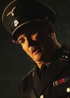 为了逃脱德军的追杀，几个士兵意外变成了狼人，将德军大杀特杀！