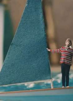 乐队误入小人国，缩小 100 倍还在唱摇滚