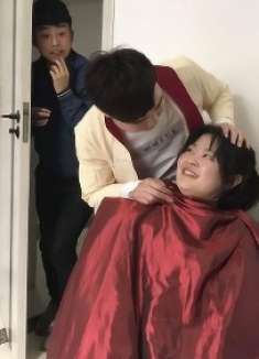 妻子去理发店做头发，丈夫一路尾随，洗头发的时候丈夫不淡定了