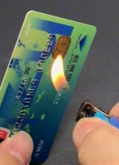 废旧银行卡不要扔，用打火机烤一烤真厉害，一招就能“变废为宝”