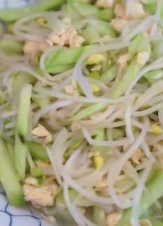 丝瓜豆芽炒鸡蛋,做法简单的夏天时令菜,颜色就很好看,脆嫩爽口