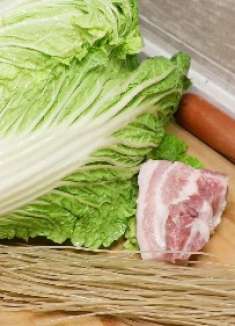 天冷就爱吃这样的猪肉白菜炖粉条，粉条弹牙入味，吃完浑身暖和