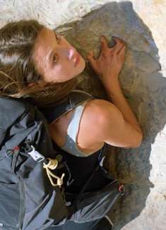 女孩被多名歹徒追杀，被逼迫爬上了上千米的悬崖，惊悚片