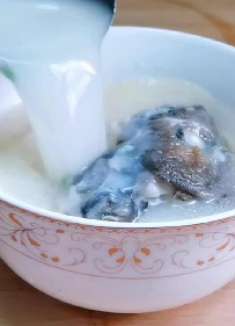 钟南山很喜欢的广东美食：鱼头豆腐汤，做法简单，汤汁奶白鲜香