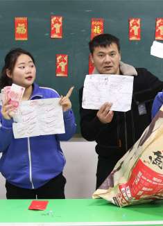按成绩抽红包，西西考试0分竟抽中了神秘大礼包，结果她却哭了