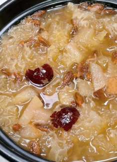 冷燥的北方冬日多给家人吃冰糖雪梨，润肺润喉、止干咳、清热降燥