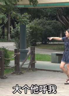 小伙找朋友趁女朋友不注意拿水气球糊她，还自己还配合朋友气她！