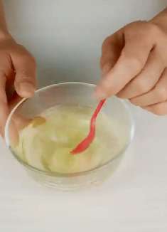 把啤酒倒进洗头水里，头上白发悄悄变黑，看完回家试试