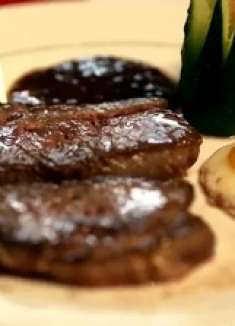 父母爱情：江团长吃西餐，给服务员要筷子，被一家人看洋相