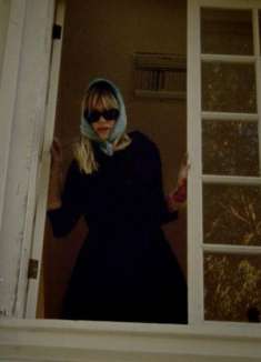 四个女人在后院的一出戏：Kate Bollinger 新歌 MV