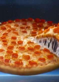 复古未来主义广告，你的披萨有毒