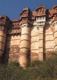 屹立于蓝色之城上的宏伟城堡