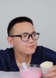 自制草莓味冰淇淋vs哈根达斯，谁更好吃？