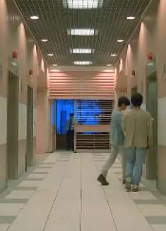 回魂夜：男子真是个奇葩，被冰箱砸中，竟然都没事