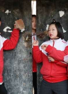 小小被锁在家里很害怕，小伙伴们想砸锁解救小小！