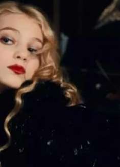 年仅10岁的她，却被妈妈一步一步培养成了赚钱的工具