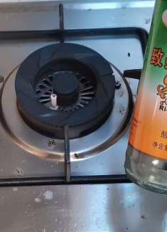 今天刚知道，把白醋倒在燃气灶上，能省下一大笔开支，实用又方便