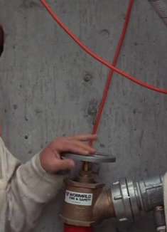 自闭症患者出门找工作，被饭店老板当众羞辱，惹怒了警察弟弟！剧情