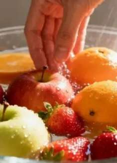 洗水果，只用清水就行了！