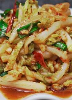 白菜直接用盐腌8分钟，味道比辣白菜还好吃，太下饭了，味真足