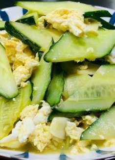 黄瓜炒鸡蛋切记不要焯水和用盐腌，教你正确做法，黄瓜脆嫩不发黑