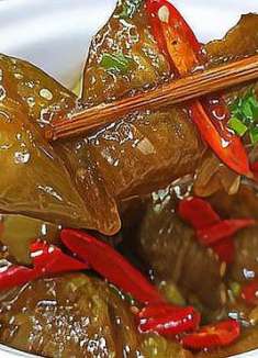 天冷了，来上这样一道砂锅茄子煲，软嫩入味，鲜香微辣好吃下饭